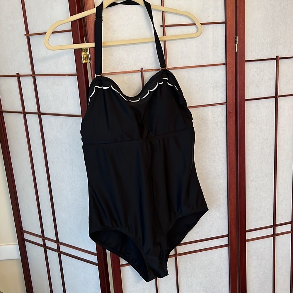 Ellen Tracy Size 14 Women’s Swimsuit in Black and White with Ruffle EUC
